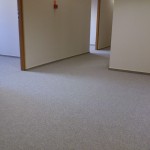 Wykładzina dywanowa w pomieszczeniu zaadaptowanym na biuro